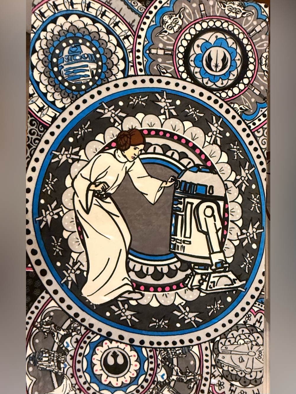 ✨ Vera Bradley x Star Wars Plush Throw Blanket ✨
Princess Leia R2-D2 • Like New